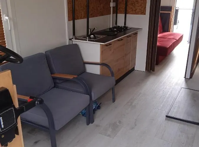 Plywajacy Dom Úszó hotel Zegrze